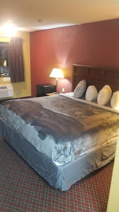 Hotel 2 Queens Hotel Room 130 Booking Stillwater Bagian luar foto