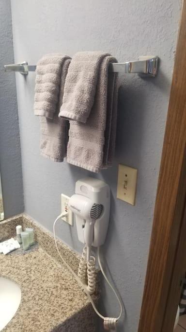 Hotel 2 Queens Hotel Room 130 Booking Stillwater Bagian luar foto
